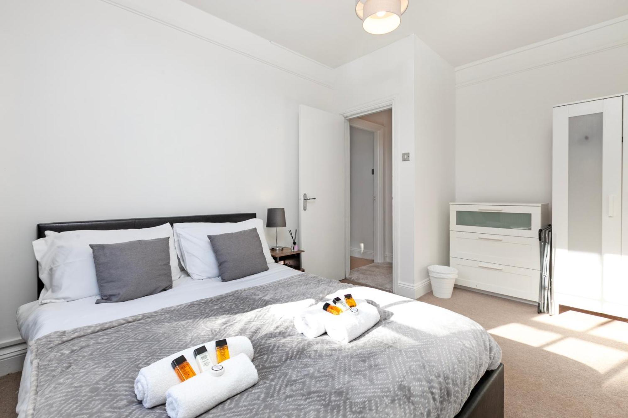 Beautiful 3 Bedroom Flat In Scott Ellis Gardens London Exterior photo